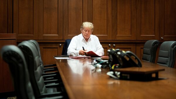 El presidente de EEUU, Donald Trump, trabaja en una sala de conferencias en el Centro Médico Militar Walter Reed, Bethesda, EEUU, el 3 de octubre. - Sputnik Mundo