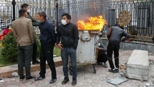 Участники акции протеста в Бишкеке - Sputnik Mundo