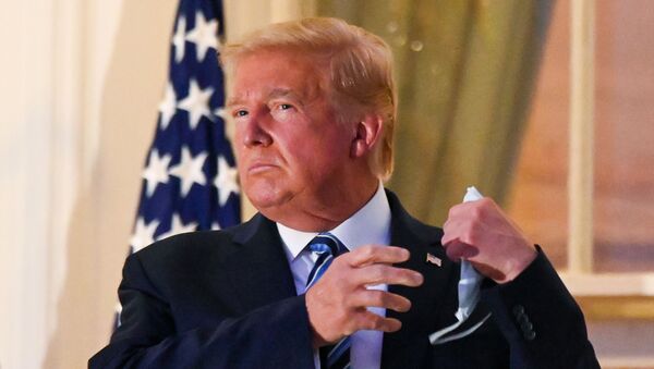El presidente de EEUU, Donald Trump, quita la mascarilla al llegar a la Casa Blanca desde un hospital - Sputnik Mundo