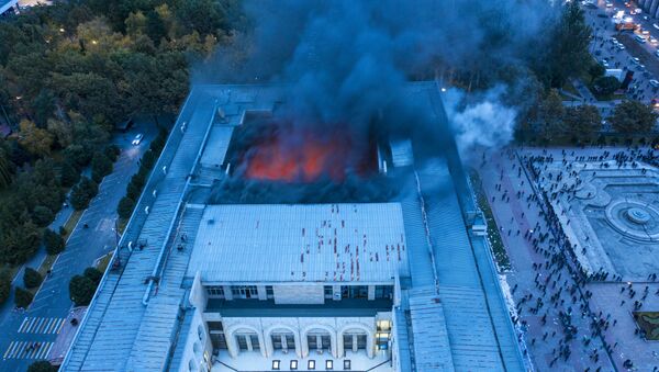 La Casa Blanca de Kirguistán en llamas durante las protestas - Sputnik Mundo