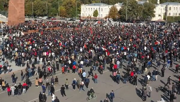 Causas y consecuencias de una noche de violentas protestas en Biskek - Sputnik Mundo