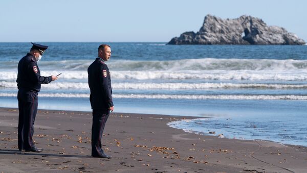 La Policía inspecciona la playa de Jalaktirski, en Kamchatka - Sputnik Mundo