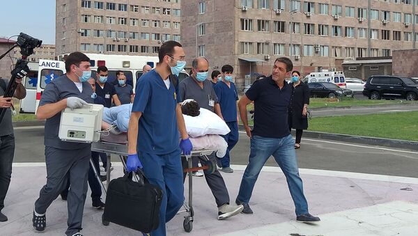 Los médicos atienden a los periodistas heridos en un bombardeo en Nagorno Karabaj - Sputnik Mundo