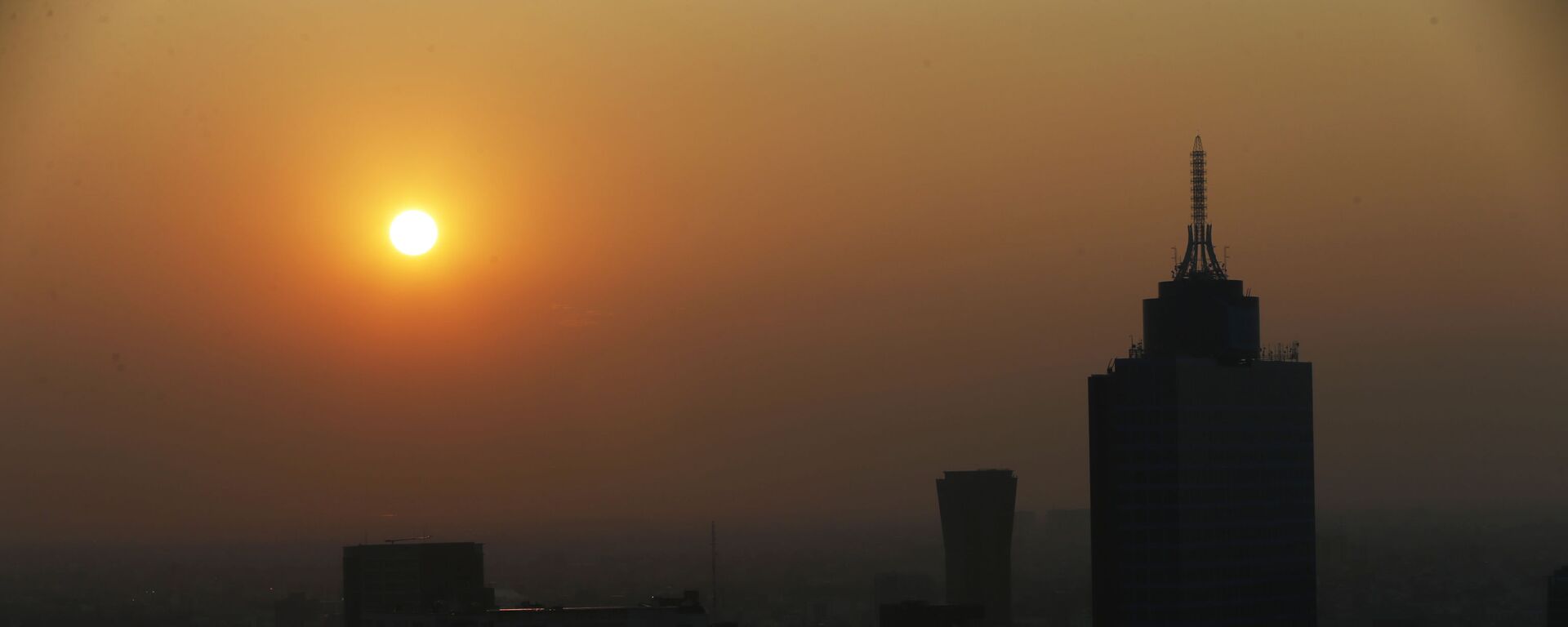 El sol sale en medio del esmog en la Ciudad de México - Sputnik Mundo, 1920, 29.01.2021