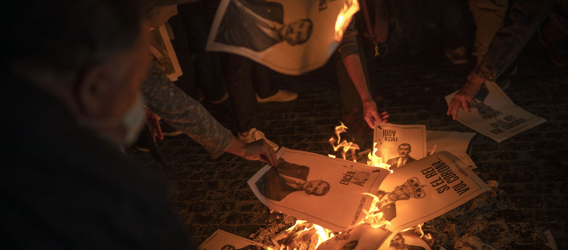 Manifestantes independentistas catalanes queman fotos del rey Felipe VI. Barcelona, 8 de octubre 2020 - Sputnik Mundo, 1920, 09.10.2020