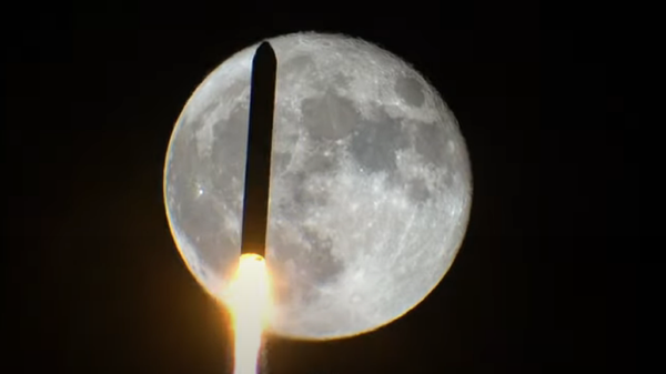 Un cohete pasa por delante de la luna - Sputnik Mundo