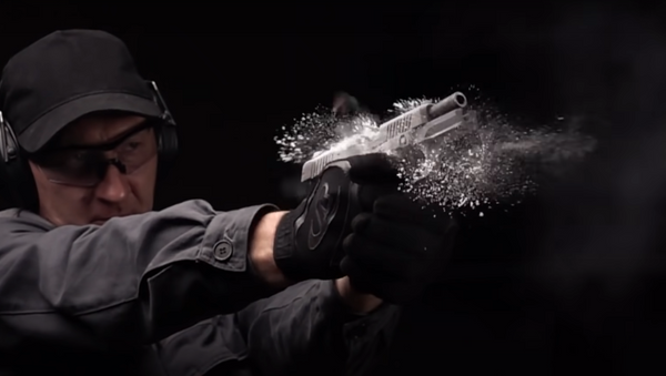 Kalashnikov muestra al detalle la nueva pistola que usarán los policías rusos - Sputnik Mundo