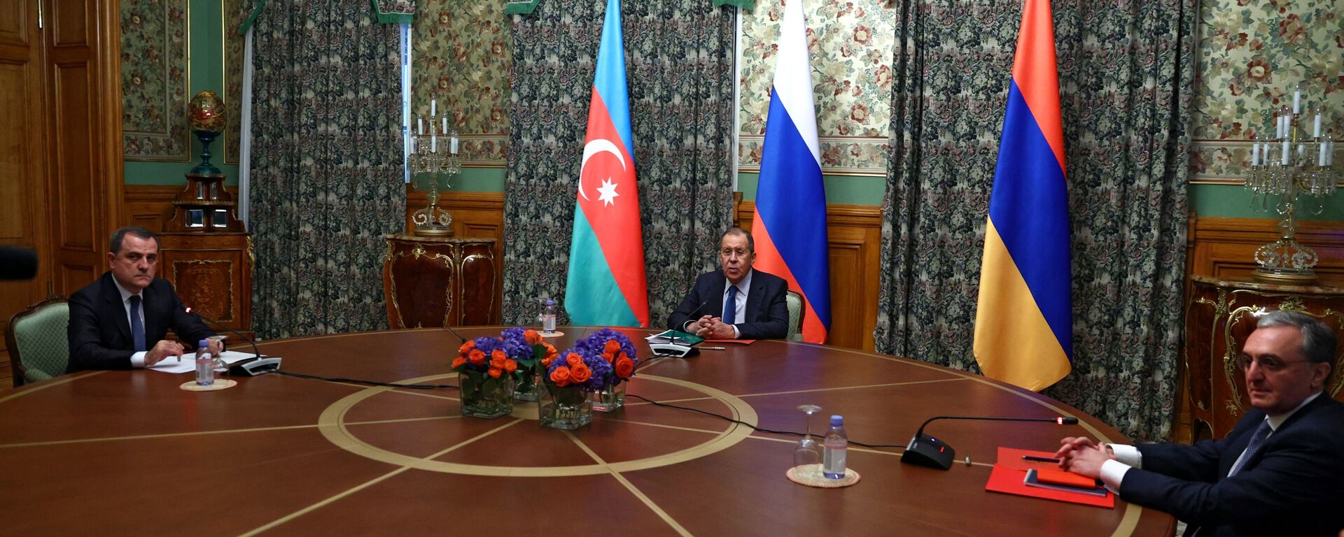 Las negociaciones entre los cancilleres de Rusia, Armenia y Azerbaiyán sobre Karabaj  - Sputnik Mundo, 1920, 27.09.2021