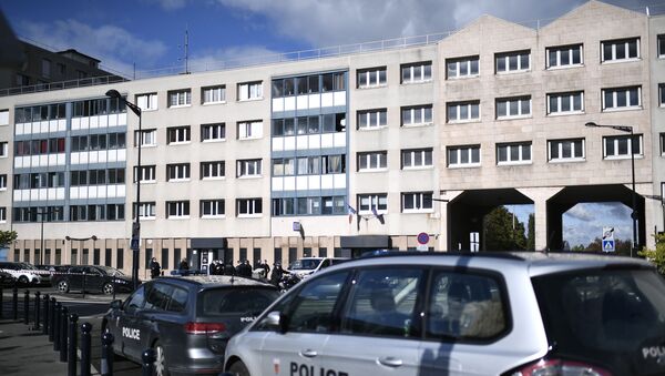 La comisaría de la comuna Champigny-sur-Marne tras el ataque con un aluvión de fuegos artificiales - Sputnik Mundo