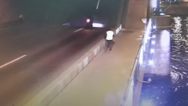 Vídeo: un motociclista muere al caer desde un puente levadizo en San Petersburgo  - Sputnik Mundo