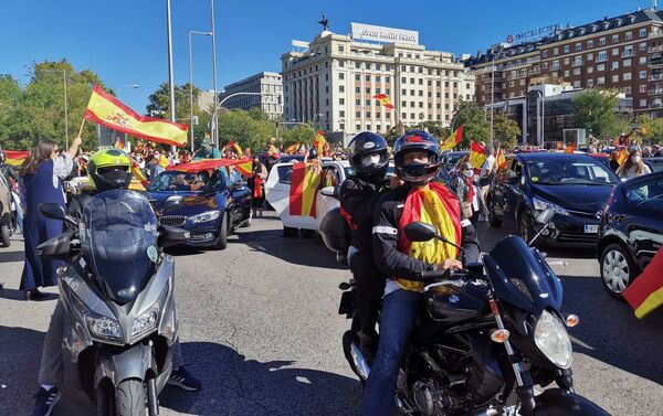 La derecha española protesta por el estado de alarma decretado en Madrid  - Sputnik Mundo