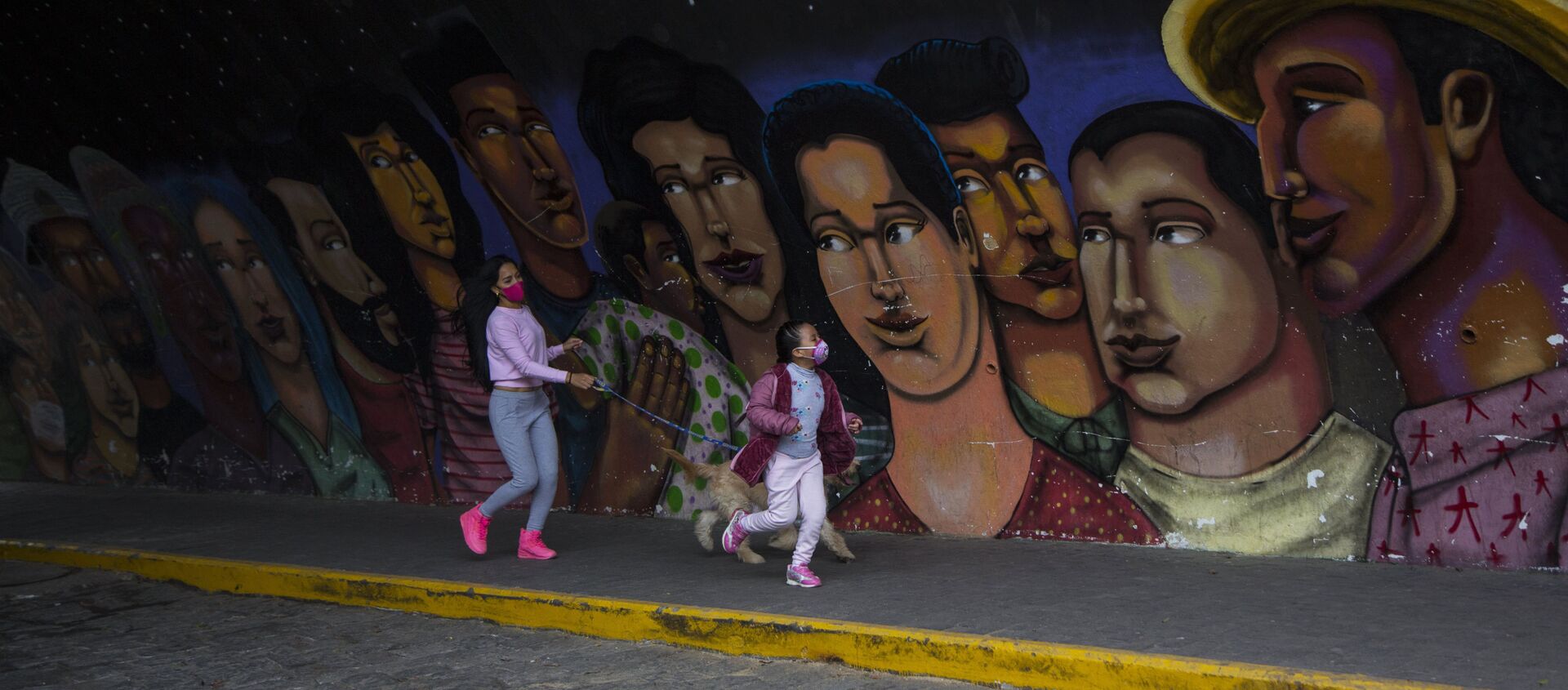 Una joven y una niña caminan frente a un mural en el barrio Barranco, en Lima - Sputnik Mundo, 1920, 12.10.2020