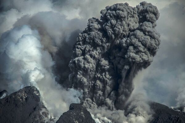 El estratovolcán Sinabung, una verdadera pesadilla para miles de personas

 - Sputnik Mundo