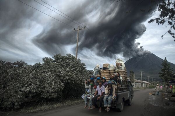 El estratovolcán Sinabung, una verdadera pesadilla para miles de personas

 - Sputnik Mundo