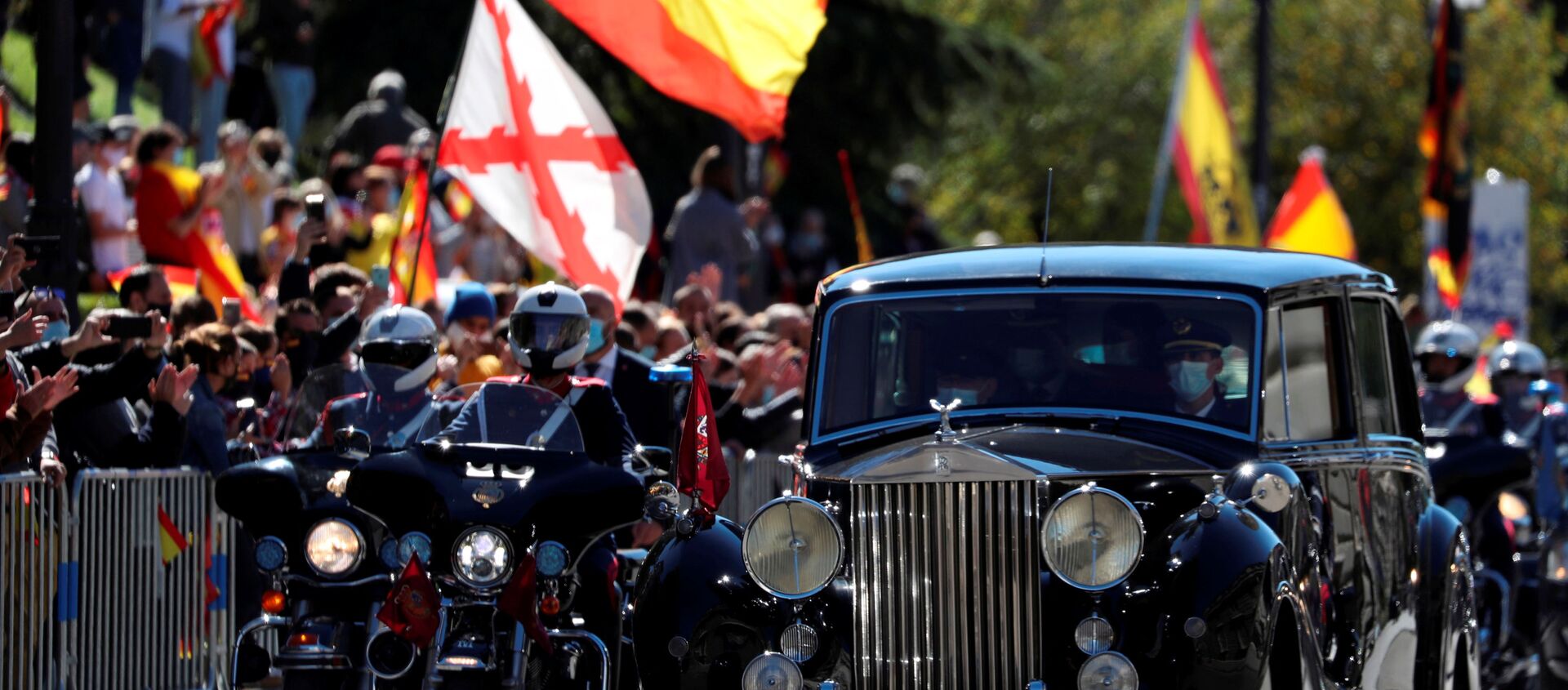 El rey español Felipe y la reina Letizia abandonan el desfile para conmemorar el Día Nacional de España. Madrid, 12 de octubre de 2020 - Sputnik Mundo, 1920, 13.10.2020