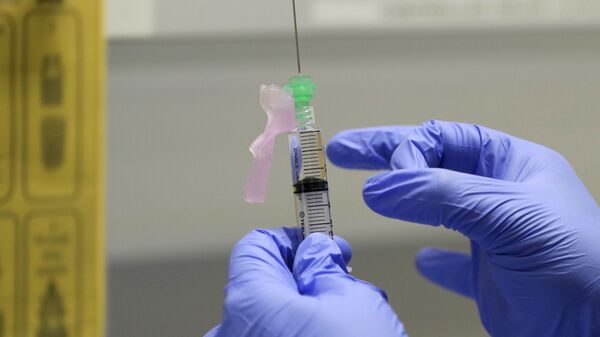 La vacuna de Oxford siendo suministrada a un voluntario en un hospital de Londres - Sputnik Mundo