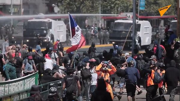 La Policía chilena dispersa la protesta mapuche con cañones de agua y gases lacrimógenos - Sputnik Mundo