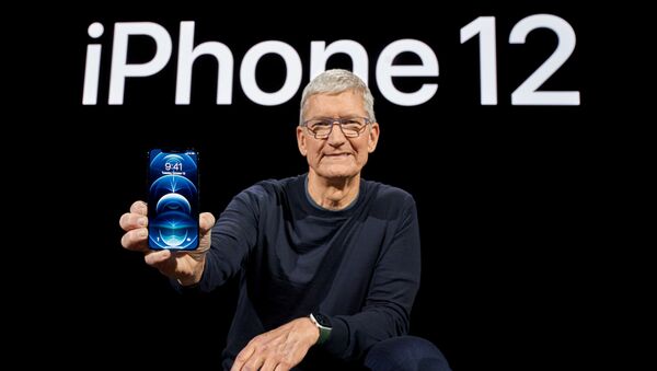 Tim Cook, director ejecutivo de Apple posa con un nuevo iPhone 12 Pro  - Sputnik Mundo