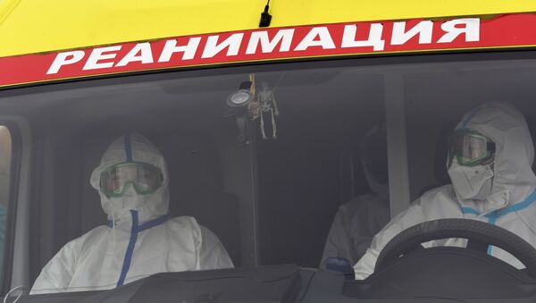 Médicos en una ambulancia durante el rebrote de coronavirus en Rusia - Sputnik Mundo
