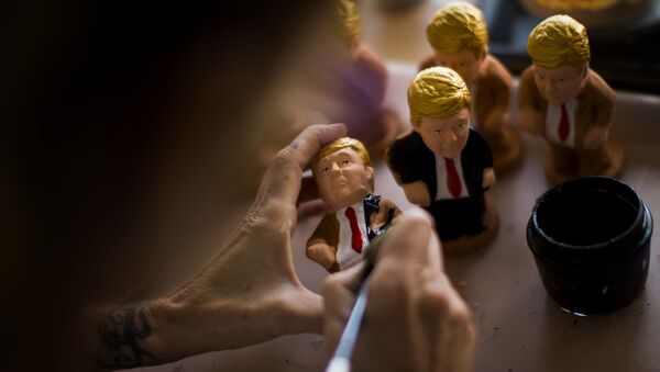 Artesano realizando un 'caganer' de Donald Trump - Sputnik Mundo