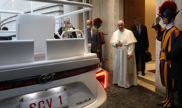El papa Francisco recibe su nuevo papamóvil de hidrógeno  - Sputnik Mundo