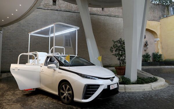 Toyota Mirai, el nuevo papamóvil de hidrógeno  - Sputnik Mundo