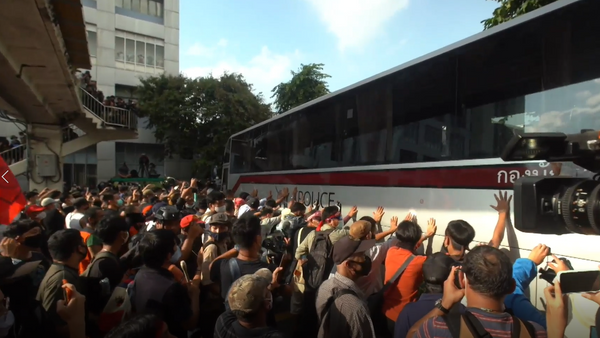 Manifestantes antigubernamentales y la Policía se enfrentan en Bangkok - Sputnik Mundo