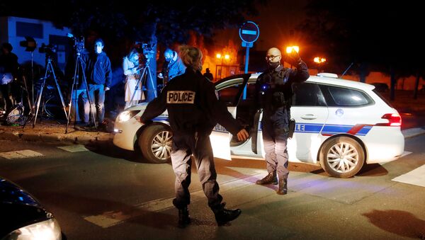 La Policía francesa en el lugar del ataque a un profesor de secundaria - Sputnik Mundo