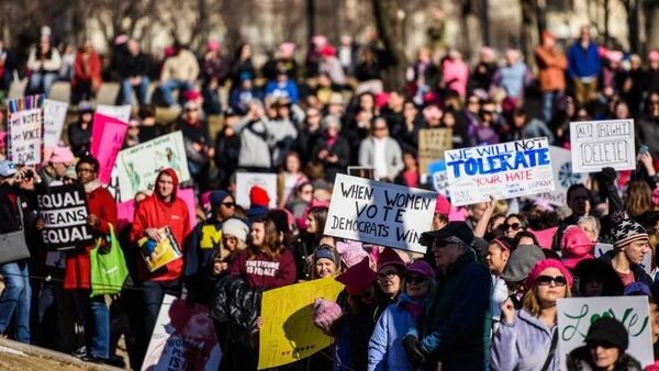El 17 de octubre, la organización Marcha de las Mujeres protagoniza en Washington y en otras ciudades del país una protesta contra las políticas conservadoras del presidente de EEUU, Donald Trump, y contra la nominación por su parte de Amy Coney Barrett para la Corte Suprema. - Sputnik Mundo