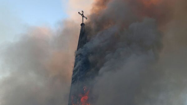 La Iglesia de la Asunción de Santiago de Chile en llamas tras una manifestación - Sputnik Mundo