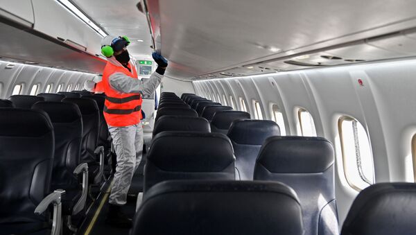 Imagen referencial de medidas de higiene por el  en el interior de un avión - Sputnik Mundo