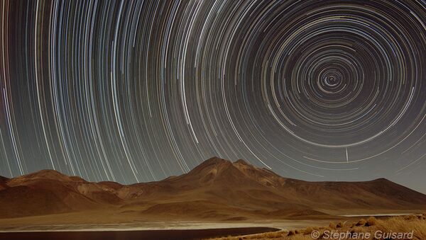 Rastro de estrellas sobre la Laguna Miscanti (Chile) - Sputnik Mundo