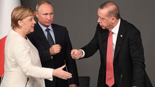 La canciller alemana, Angela Merkel, el presidente ruso, Vladímir Putin, y el líder turco, Recep Tayyip Erdogan (archivo) - Sputnik Mundo