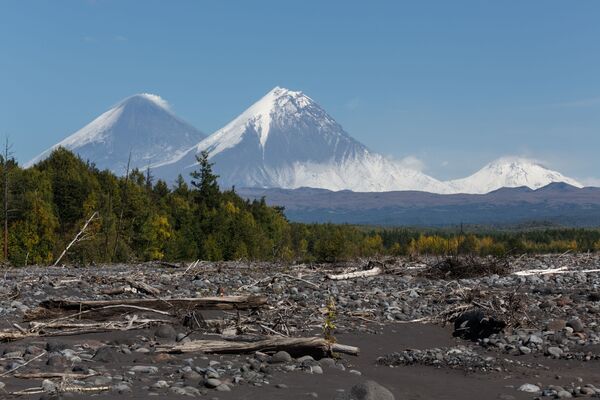 Los volcanes Kliuchevskói, Kamen y Bezimiani en Kamchatka, Rusia - Sputnik Mundo