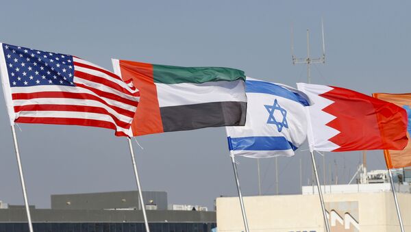 Banderas de EEUU, EAU, Israel y Bahréin  - Sputnik Mundo