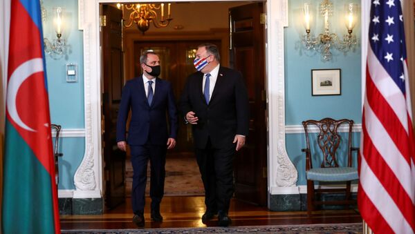 El ministro de Asuntos Exteriores azerbaiyano, Ceyhun Bayramov, con el secretario de Estado de Estados Unidos, Mike Pompeo - Sputnik Mundo