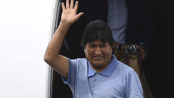 Evo Morales, expresidente de Bolivia, saliendo de un avión - Sputnik Mundo
