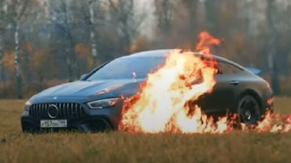 El bloguero Mijaíl Litvín prendió fuego su Mercedes GT63s - Sputnik Mundo
