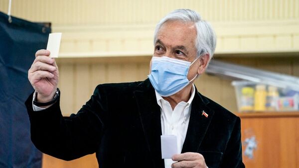 Sebastián Piñera, el presidente de Chile, vota en el referéndum 2020  - Sputnik Mundo
