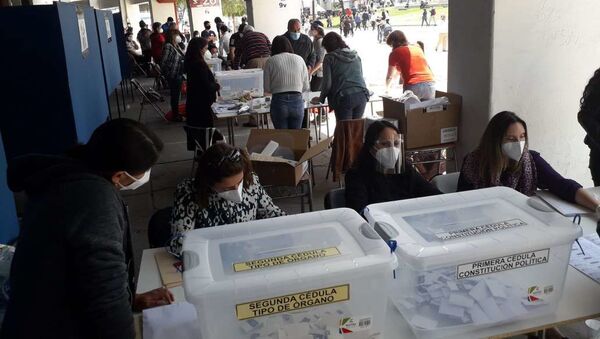 Votación en el Estadio Nacional durante el plebiscito para la nueva Constitución de Chile - Sputnik Mundo