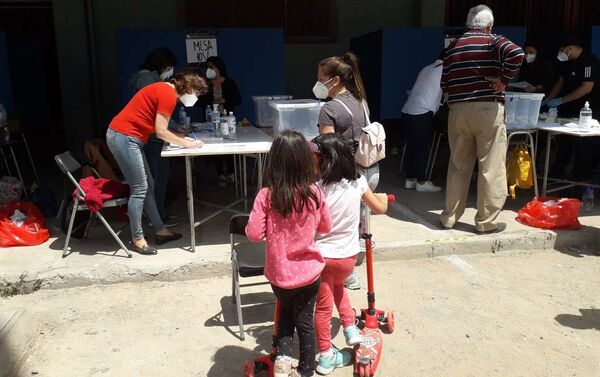 Niños acompañan a los adultos durante jornada electoral del plebiscito - Sputnik Mundo