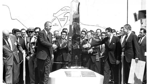 El presidente estadounidense Lyndon B. Johnson (izquierda) con su homólogo mexicano Adolfo López Mateos develando el señalamiento que marca los nuevos límites fronterizos entre ambos países tras la devolución del Chamizal - Sputnik Mundo