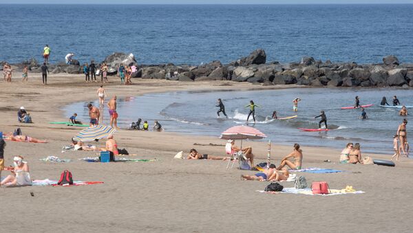 Los turistas disfrutan de un día en la Playa de Las Américas en la isla canaria de Tenerife - Sputnik Mundo