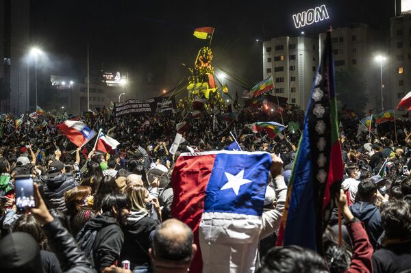 La victoria del 'sí' en el plebiscito constitucional de Chile, en imágenes

 - Sputnik Mundo