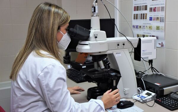 Sala con microscopios en el Censyra de Madrid - Sputnik Mundo