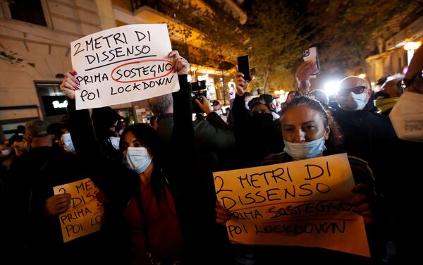 Protestas en Napoles contra las medidas de prevención ante la rápida propagación del coronavirus en Italia - Sputnik Mundo