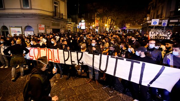 Protestas en Napoles contra las medidas de prevención ante la rápida propagación del coronavirus en Italia - Sputnik Mundo