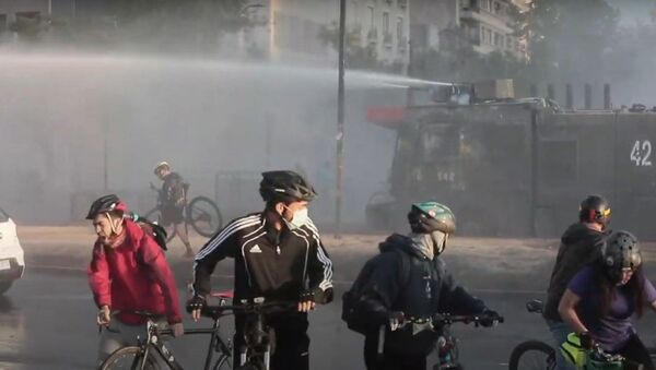 La Policía utiliza cañones de agua contra los manifestantes en Santiago - Sputnik Mundo