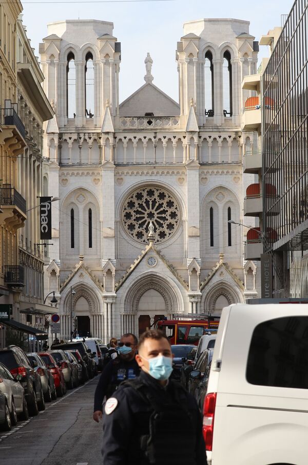 Notre Dame de Niza se tiñe de sangre: un hombre mata a tres personas con un cuchillo

 - Sputnik Mundo