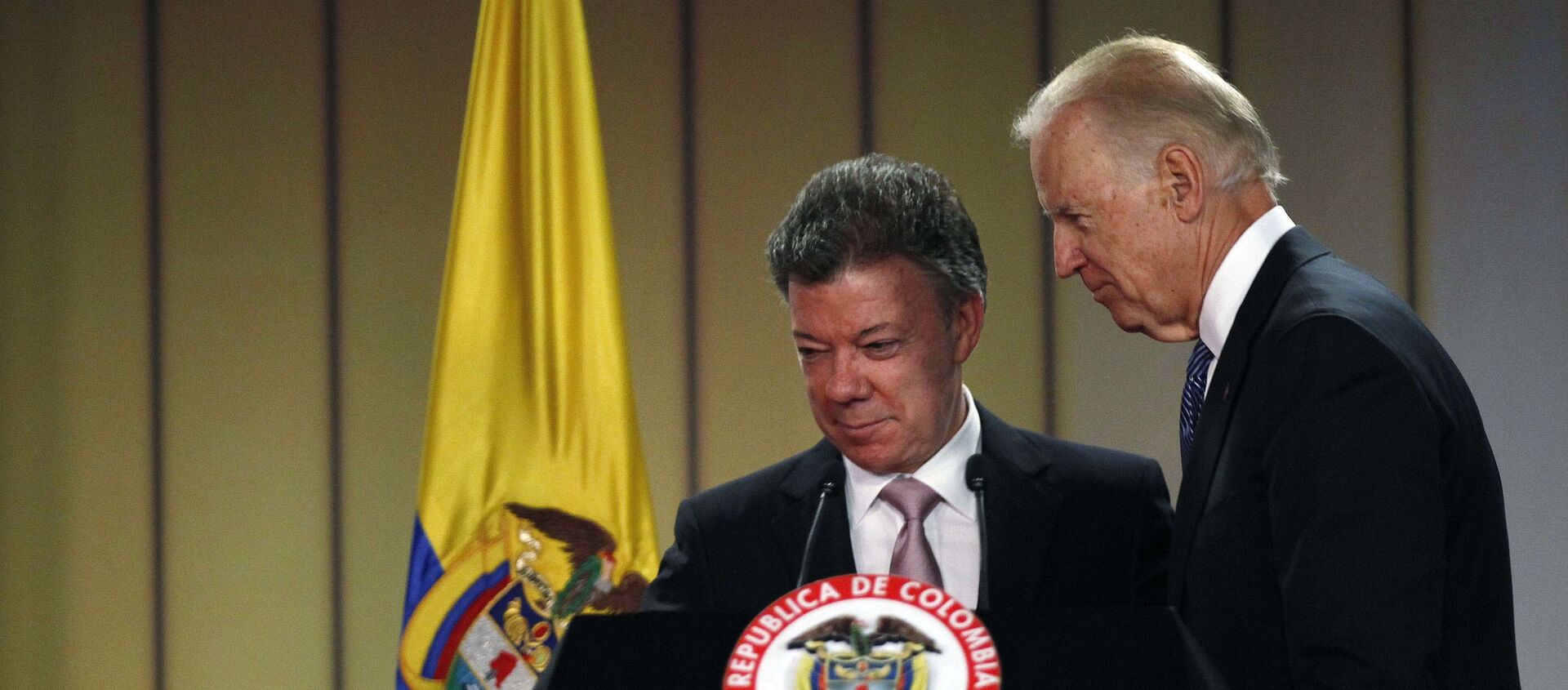El expresidente colombiano Juan Manuel Santos junto a Joe Biden durante su visita a Colombia en 2016 - Sputnik Mundo, 1920, 29.10.2020